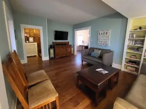 Charmer on 4th · 3Br/2BA · Downtown · Fire Pit · Fenced Yard · Enclosed Porch