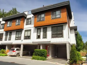 Stylish 3 bedroom townhome with rooftop patio