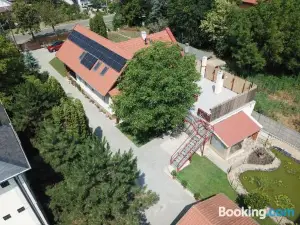 Bor, Villa, Sóstó