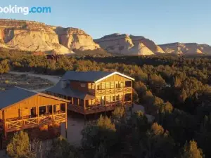 Painted Cliffs-Hot Tub, Amazing Views Between Zion and Bryce