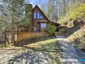 Amazing Creek View Cabin w/ Hot Tub, Firepit & Pool Table