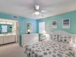 Beachfront Cedar Key Condo w/ Pool, Spa & Views!