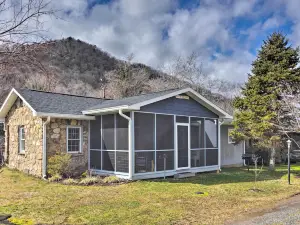 'The Rock Cottage' in Hot Springs: Screened Porch!