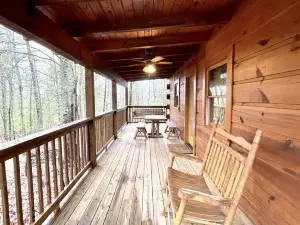 Romantic, Pet Friendly Cabin with Private Hot Tub, Washer/Dryer and Full Kitchen Studio Cabin