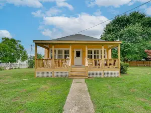 Coastal Getaway 1 Mi to Colonial Beach Pier!