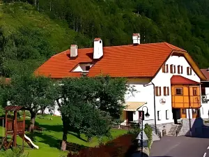 Spiele- Und Buchhotel Tschitscher