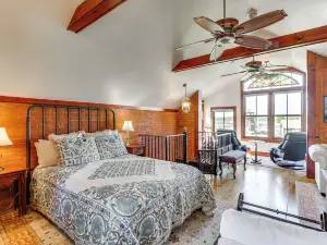 Downtown Essex Apartment - Steps to River!