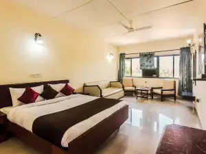Lions Den Hotel