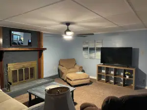 2 bdrm, sleeps 7 apartment. Pet friendly. Pool onsite. Outdoor grill. Hazard, KY