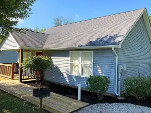 Lakeside Cottage - upgraded hot tub! - near KY Bourbon Trail