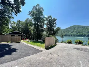 Lakehouse, Boat Dock, Kayaks, Fire-Pit, King Bed, 1 Hour & 15 Min from NYC etc!