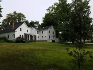 Swim, Kayak,  lawn games. Walk to ice cream. Live Theatre , firepit smores!