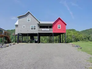The Hangout on the Caddo River - Porch to River