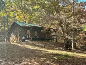 Cedar Creek Cabins #1 - Giant Spa Tub, Large Wooded Porch, Full Kitchen, 1 Bedroom