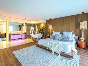 Palm Beach Paradise | Villa w/ Beach, Pool, Cinema & Tiki