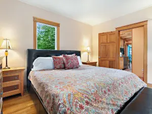 Charming Bungalow with Serene Outdoor Oasis - Inviting Retreat