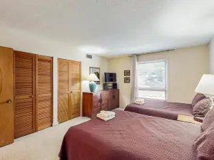 Perfectly located mountain condo w/ balcony views and a stone fireplace