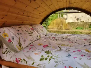 Small cosy Bluebell cabin in the French countryside