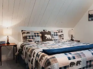 The Little Red Barn w/ Spectacular Views & Less Than 1 Mile - Blue Ridge Parkway