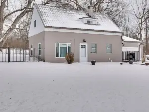 3 Mi to Dtwn & Ysu: Updated Youngstown Home