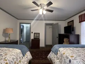 Perfect, huge, relaxing, and peaceful house located 10 min. of from the city.