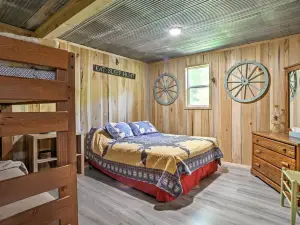 กระท่อมเคนตั๊กกี้พร้อม 2 บ่อตกปลาและทางเข้าไปยังเส้นทาง