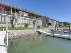 Charming Condo on Lake Erie with Community Pool