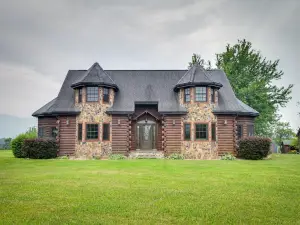 Peaceful Raphine Cottage w/ Deck & Fireplace!