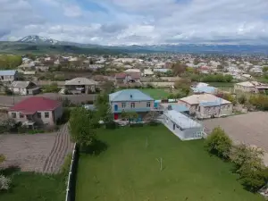 Patates Guesthouse - Private Villa with Garden Near Lake Sevan, Martuni