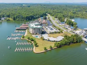 Luxury Lakefront Condo In The Heart of Smith Mtn. Lake!!! 4BR 3BA!!!