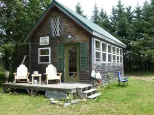 Green-House Cabin and Deck at Rossport by the Sea
