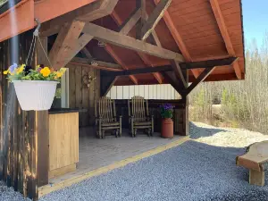 Quiet and comfortable western inspired space full of aspen trees and deer!