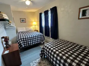 Near Hurley, On the Trail, Large Parking Area, Dog Friendly -The Cary Mine House