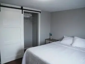 Charming one-bedroom house with a king size with AC and WiFi in enjoyable Wabash
