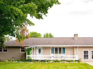 9 Miles to Notre Dame! Sleeps 9, Open Concept House with TONS of sitting areas!