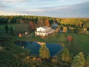 Gentleman’s Farm Mountain Views Gourmet Kitchen Fire Pit Hike Ski Sleep 10 Pets!