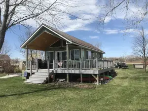 Cozy lake cabin on Lake Traverse.