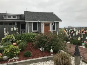 WATERFRONT COTTAGE WITH PRIVATE BEACH! On Beach Point in Truro... Not a condo...