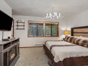 Big Mountain Cabin, Great Deck, Hot Tub / Pool / Sauna, Sleeps 8!