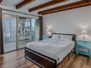 Ski-in/Ski-Out with Private Deck and Wifi - Cozy Mountain Retreat
