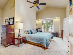 Custom-built woodland home with jetted tub, deck, & access to pools and saunas