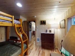 Peaceful vacation cabin close to river with hammock & lovely mountain views