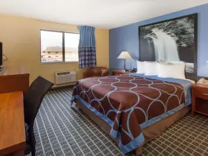 Super 8 by Wyndham Janesville