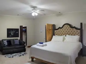 St. Thomas Oasis is a charming 3-bedroom house with WiFi and AC in St. Thomas.