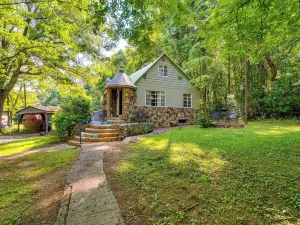 Salisbury Cottage about 7 Mi to High Rock Lake!