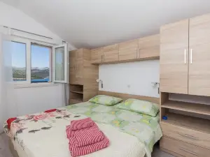 One Bedroom Apartment with Balcony and Sea View (CRVENI)