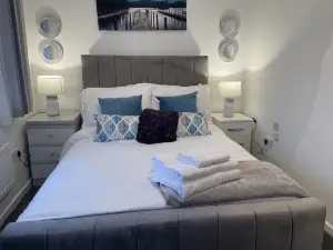 Beautiful 4 Bed Home with Free Parking