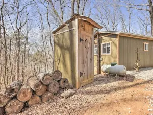 Cozy Studio Cabin in Tallassee w/ Water View!