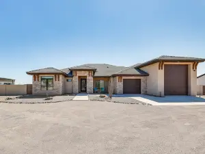 Luxurious Desert Oasis Fireplace and Private Pool!