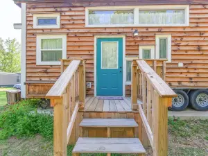 Peaceful Getaway In Charming Tiny House